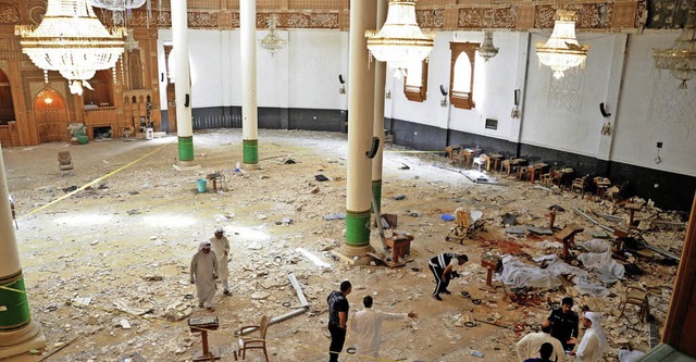 Die Bombe von Kuwait hat auch das Innere einer schiitischen Moschee verwstet.  | Foto: AFp/dpa (2)