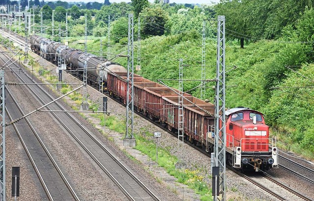 Ein Gterzug auf der Rheintalbahn  | Foto: dpa