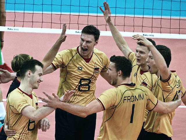 Gold im Volleyball &#8211; die deutsch...er Jochen Schps (ganz rechts) feiern.  | Foto: dpa