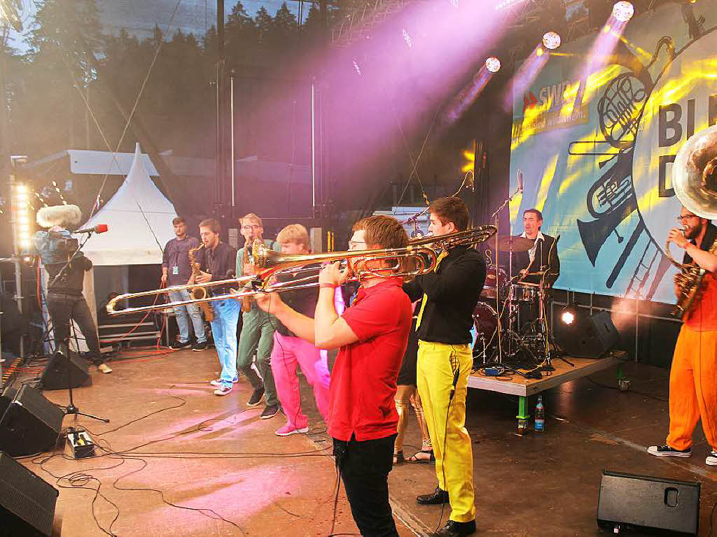 Originelle Bhnenshow und tolle Musik: Die "Maddis’son Brass Band" aus Freiburg in Aktion ...