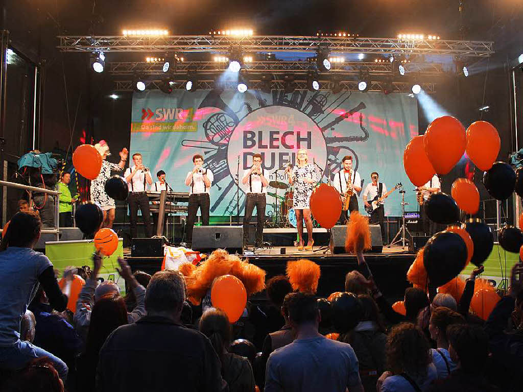 Rote und schwarze Ballons lieen die zahlreichen Fans von "Slackjoint" aus Wolfach in den nchtlichen Himmel steigen.