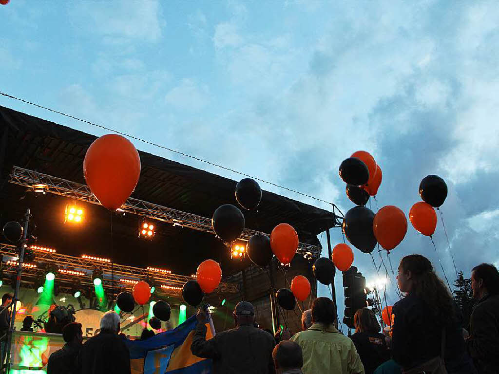 Rote und schwarze Ballons lieen die zahlreichen Fans von "Slackjoint" aus Wolfach in den nchtlichen Himmel steigen.