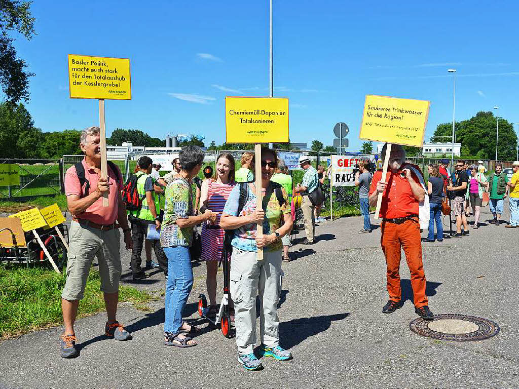 Demonstrationszug von Grenzach-Wyhlen nach Basel fr einen Komplettaushub der Kesslergrube durch BASF in Grenzach
