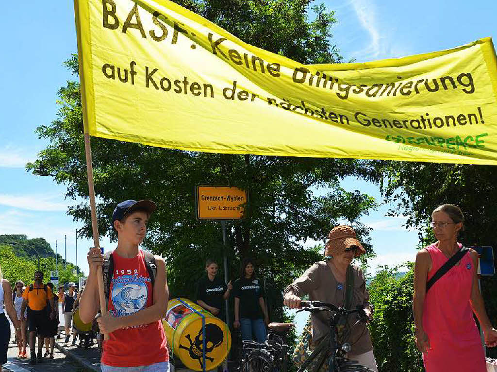 Demonstrationszug von Grenzach-Wyhlen nach Basel fr einen Komplettaushub der Kesslergrube durch BASF in Grenzach