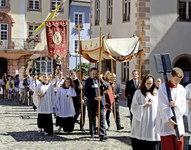 Endingen. Pfarrer Jrgen Schindler unter dem Himmel hat die Monstranz getragen.  | Foto: Roland Vitt