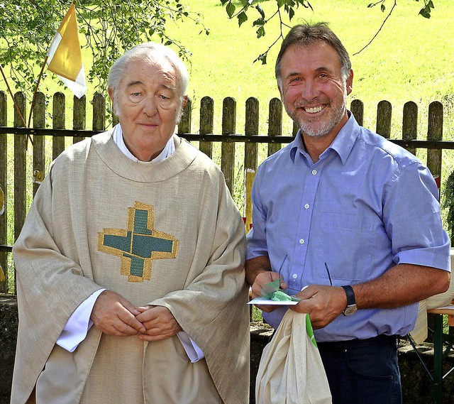 Feierte sein 40-jhriges Priesterjubil...gen Dienste mit einem Prsent dankte.   | Foto: Eberhard Gross