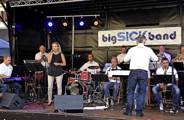 Musikalische Unterhaltung von der Big-Sick-Band bei der Wein-Kultur.  | Foto: Sylvia Timm