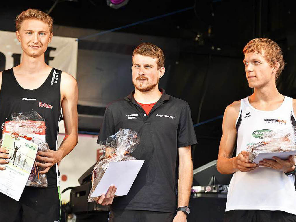 Impressionen von der Siegerehrung: Fabian Epple (Mitte) Sieger des Vier-Kilometer-Rennens bei den Mnnern.