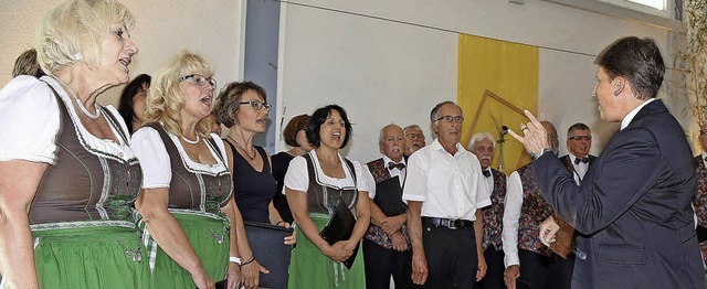 Mit Gastchren gab der Gesangverein Bergeneck sein Abschiedskonzert.  | Foto: Sandra DEcoux-Kone