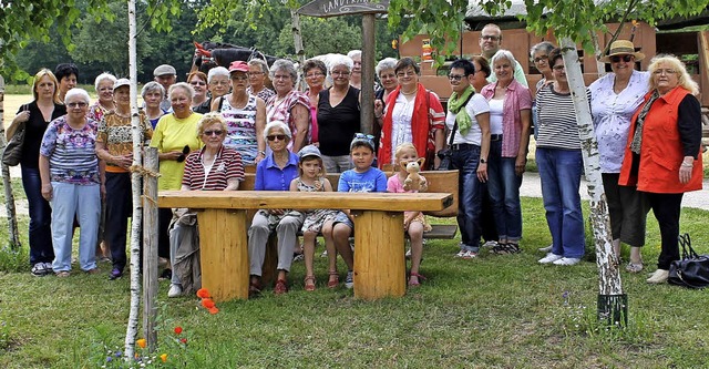 Landfrauen aus Meienheim am Landfraue...ch eine Sitzgruppe aus massivem Holz.   | Foto: Hans Spengler