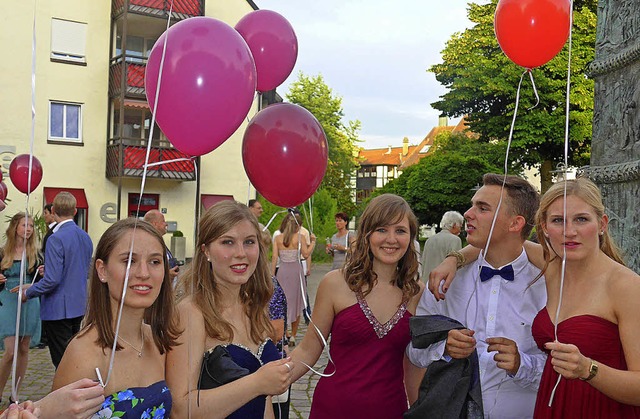 Die Abiturienten des Scheffelgymnasium... bunte Ballons in den Himmel steigen.   | Foto: Claudia Marchlewski