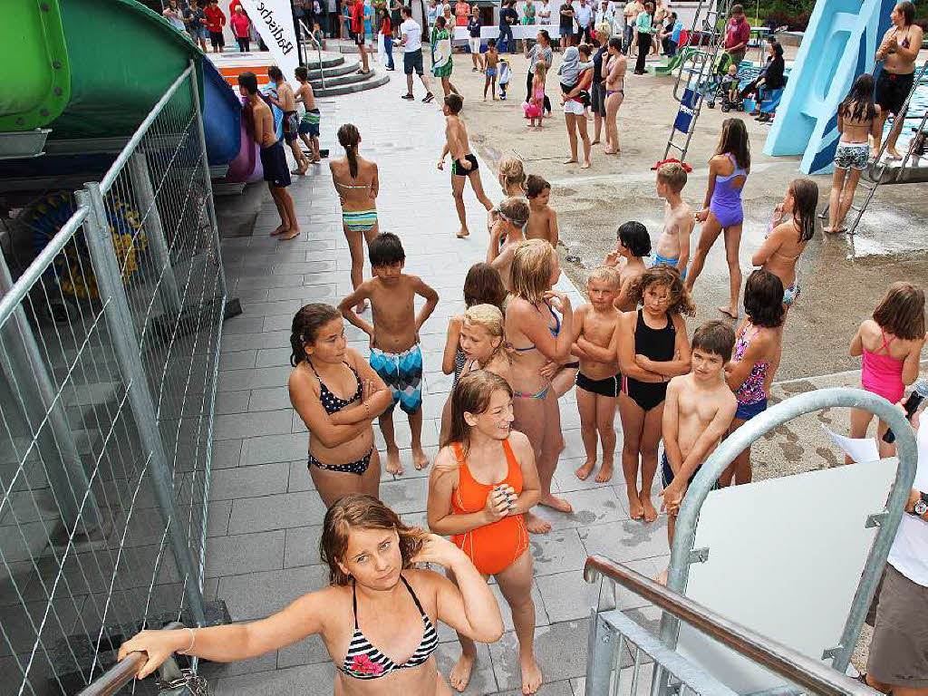 Die neue Rutsche im Freibad Neustadt ist offiziell eingeweiht. Beim Wettrutschen der BZ ging es rund.