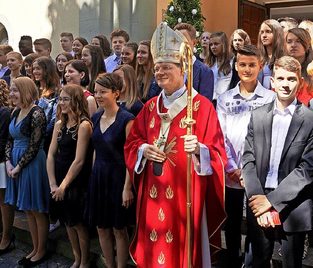 Erzbischof Stephan Burger inmitten der Neuenburger Firmandinnen und Firmanden.  | Foto: Dorothee Philipp