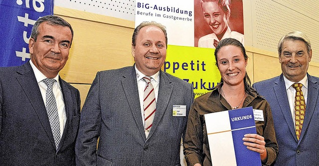 Fritz Engelhardt, Prsident des Dehoga...ratulieren Stephanie Dreher zum Sieg.   | Foto: Dehoga