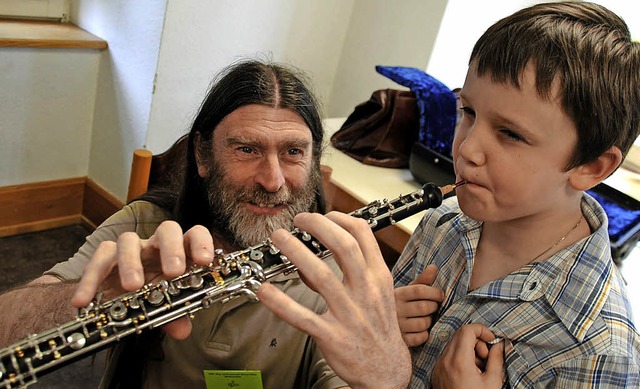 Unter Anleitung von Hans-Jrgen Wldel... dieser Junge, eine  Oboe zu spielen.   | Foto: Sedlak