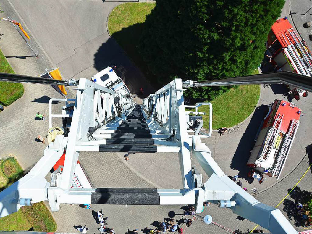 Blick von der Drehleiter der Bad Krozinger Wehr auf das Festgelnde