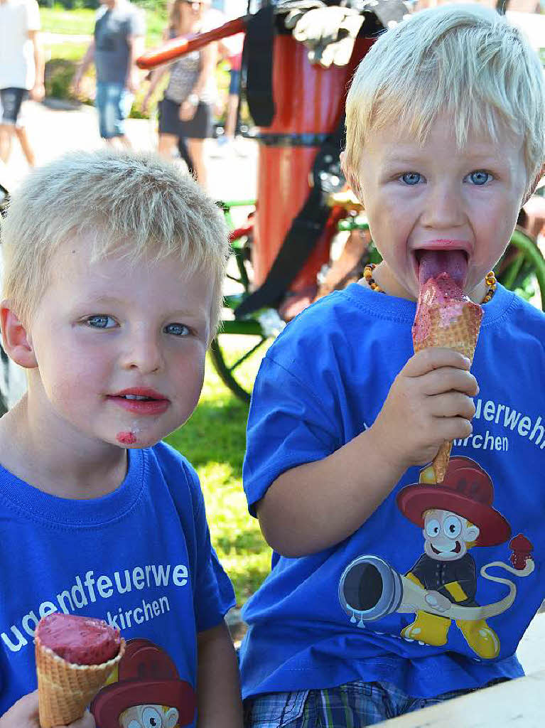 Samuel und Ben sind drei jahre alt und freuen sich ber ihr Eis.