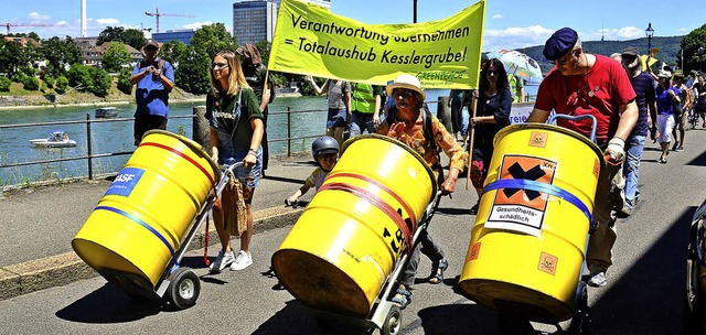 Gut 200 Demonstranten zogen  von der G...be am Rhein entlang in Basels Zentrum.  | Foto: Mahro
