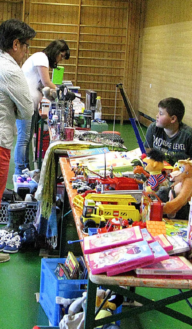 Volle Tische gab es am Samstag beim Flohmarkt in der Grundschule Bernau.  | Foto: Ulrike Spiegelhalter