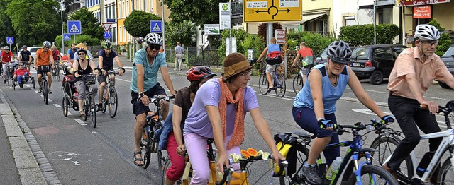 Eine bunte Gruppe radelte am Freitag a...ie fr den Radverkehr wichtig sind.     | Foto: Britta Wieschenkmper