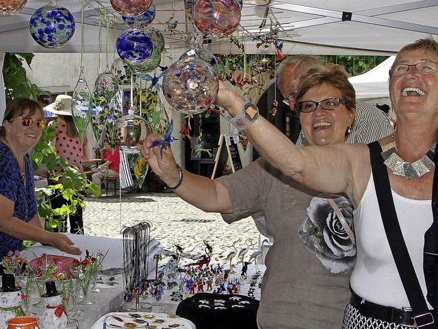 Gut gelaunt  bummelten diese Besucheri...ermarkt in  der Burkheimer Mittelstadt  | Foto: Herbert Trogus