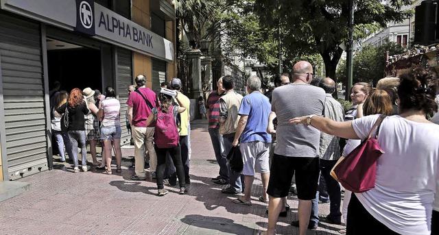 In Athen stehen die Menschen vor den G...der Maschinen  zeitweise leer waren.    | Foto: AFP