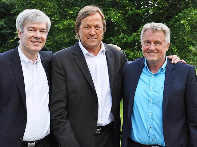 Stiftungsgeber Erich Khnhackl (Mitte)... Werner Karlin (links) und Leos Sulak.  | Foto: Wolfgang Krzizok