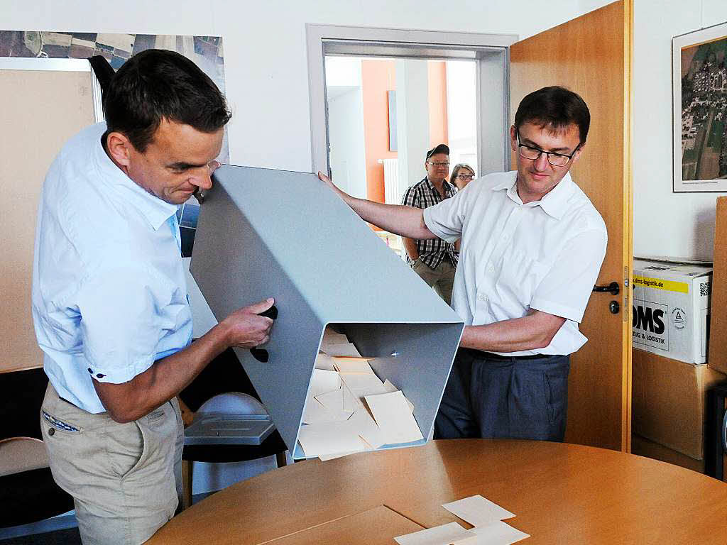 Erik Weide und Patrick fertig leeren die Wahlurne im Schwanauer Rathaus