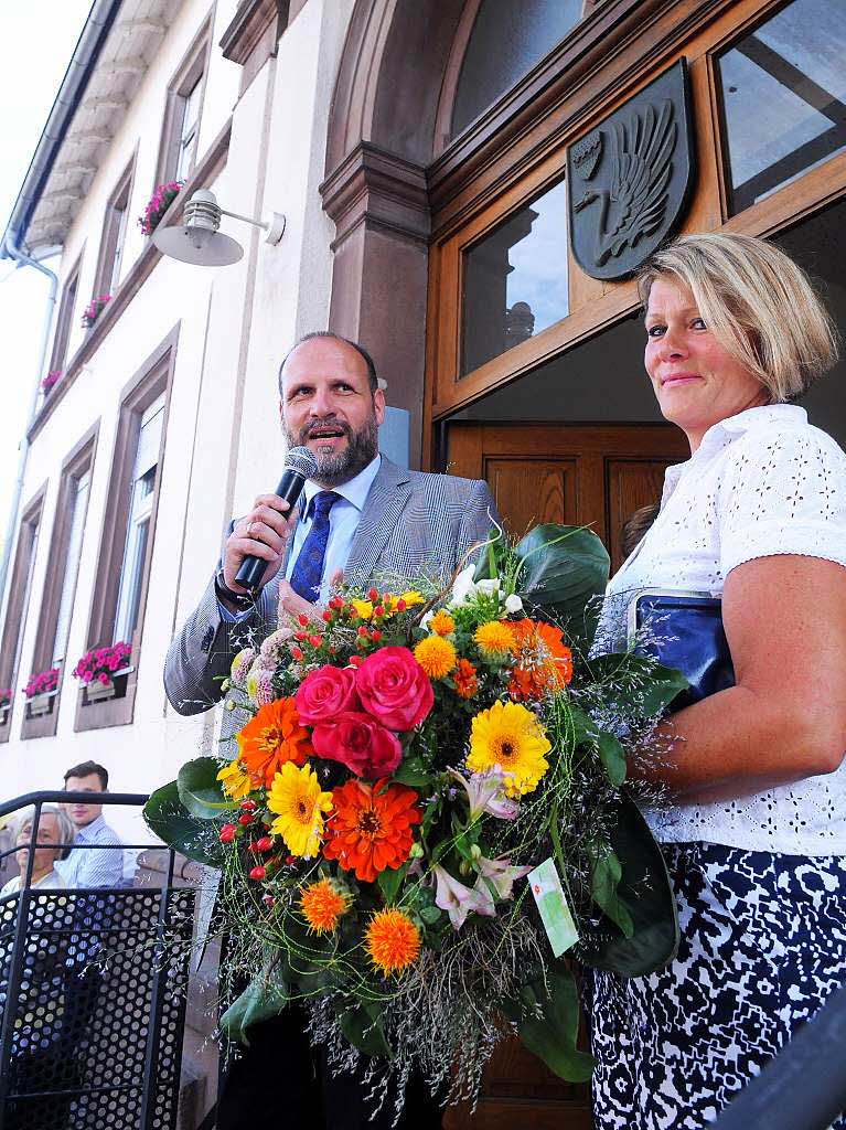 Wolfgang Brucker und seine Frau Sabine auf der Rathaustreppe