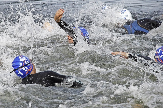 Die Schwimmer schlagen den Schluchsee ...n, geht es  langsamer im Bruststil an.  | Foto: Jrgen Ruoff
