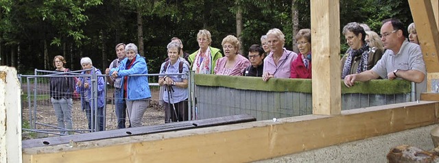 Andreas Preiser erklrt die Anlage seines Wasserkraftwerkes.  | Foto: Jutta Binner-Schwarz