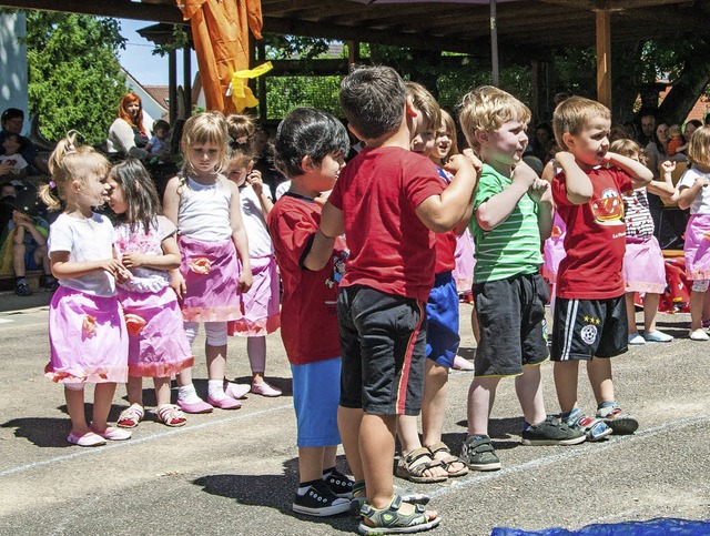 Die Kindergartenkinder haben sich best...hren  Auftritt vor vielen Zuschauern.   | Foto: olaf Michel