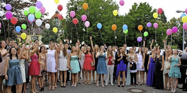 Fliegende Wunschzettel: Die Abiturient...ymnasiums lassen Luftballons steigen.   | Foto: Schule