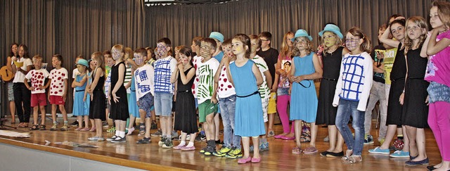 Grundschulkinder erfreuten die vielen ...tes im Haus des Gastes in Birkendorf.   | Foto: Dorothe Kuhlmann