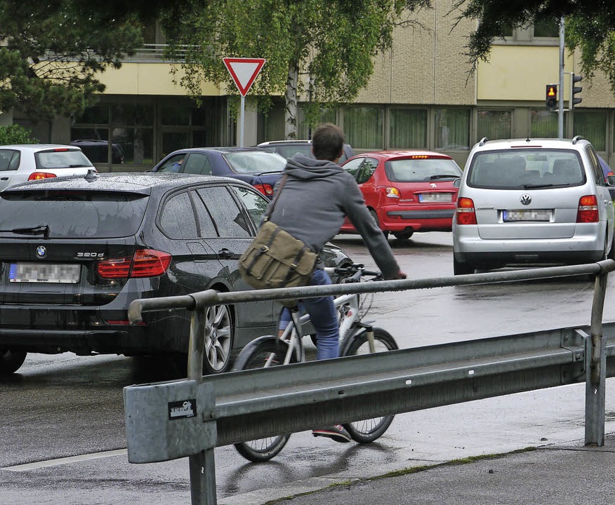 Mehr Platz für den Radverkehr und für ... eindeutige Stimmungslage in Lörrach.   | Foto: Willi Adam