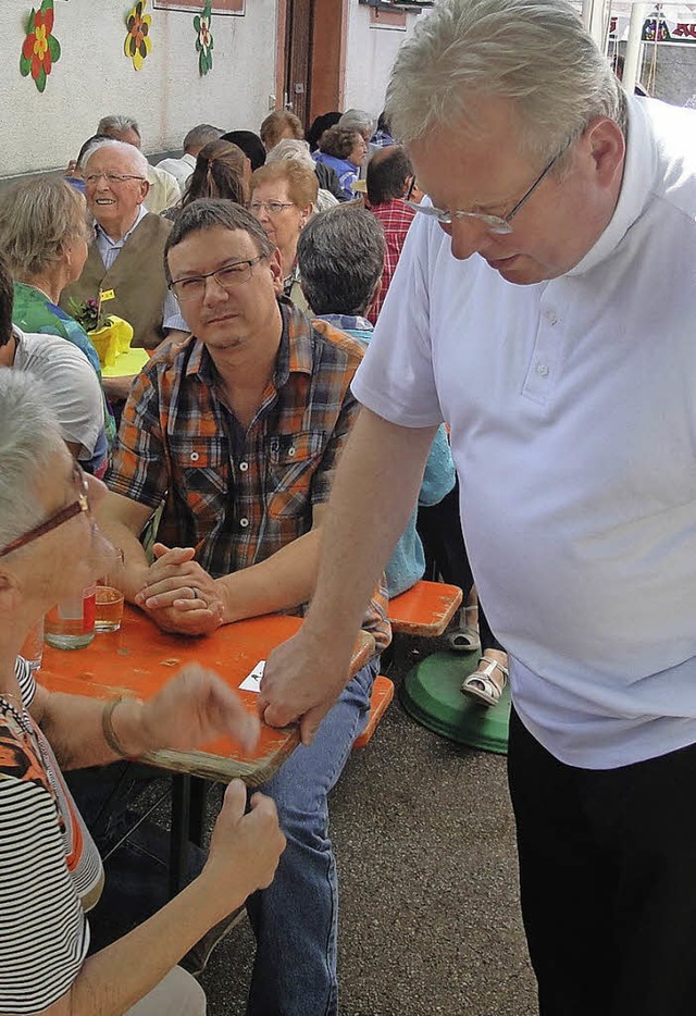 Beim Dchlefest kam Stadtpfarrer Matth...mit Gemeindemitgliedern ins Gesprch.   | Foto: Bader