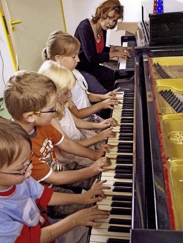 Gruppenunterricht am Klavier: Anna Kos...chule Bad Sckingen gute Erfahrungen.   | Foto: Musikschule