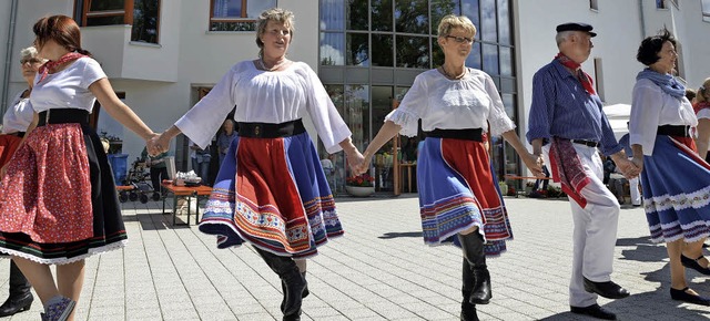 Die Tanzgruppe aus der Lneburger Heid... Parkfestes mit traditionellen Tnzen.  | Foto: Sarah Trinler