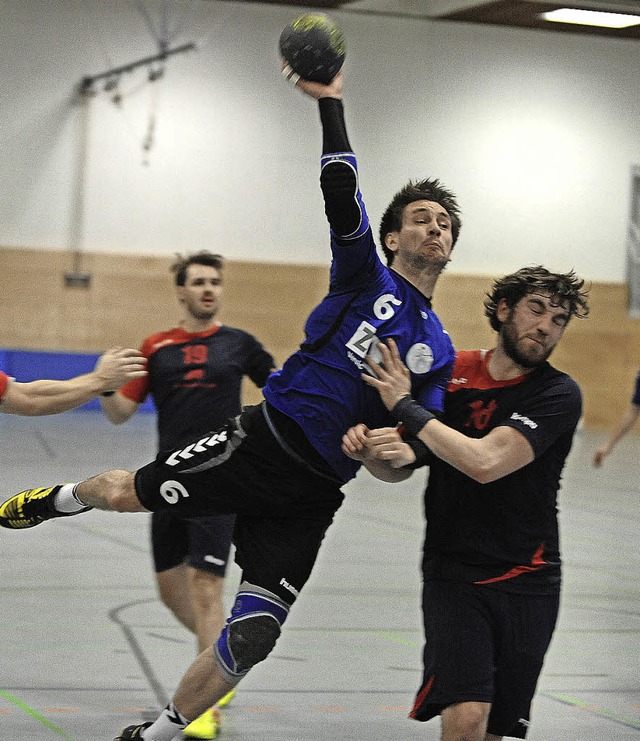 Die Grndung eines eigenen Handballver...(blau) gegen den ESV Freiburg im Mrz.  | Foto: Meinrad Schn