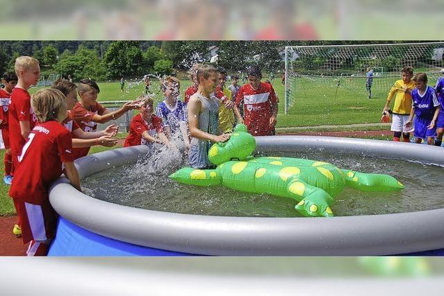 Der Sportplatz wird zum Badeparadies