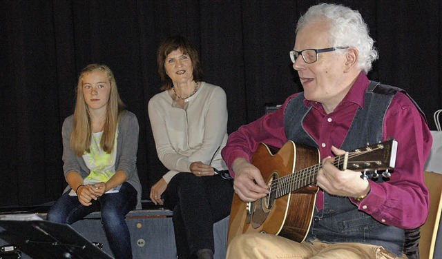 Hannah Kunkler (von links), Buchautori...sche Lieder bei der Vorstellung sang.   | Foto: Helena KIefer