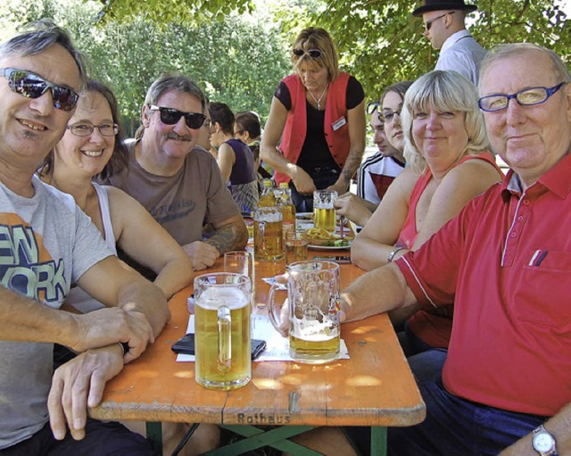 Gemtlich feierten die Gste beim Blumenfest.   | Foto: Melanie Dramac