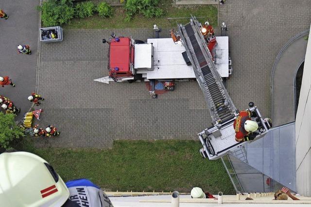 Feuerwehr bt gezielt das Lschen im Hochhaus