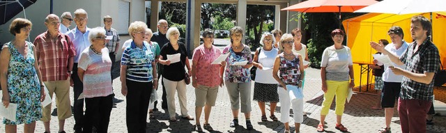 Der Kirchenchor unter Leitung von Tobi... (rechts) lud zum offenen Singen ein.   | Foto: Sedlak