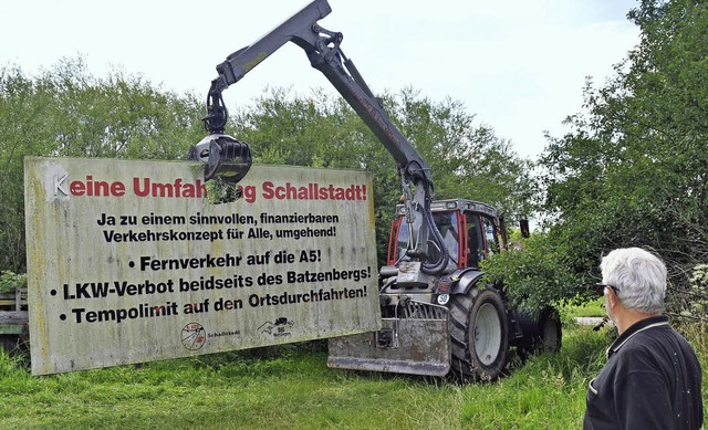 Das Ende des sichtbaren Protests: Die ...25 Voraus&#8220; baut ihre Tafeln ab.   | Foto: Julius Steckmeister