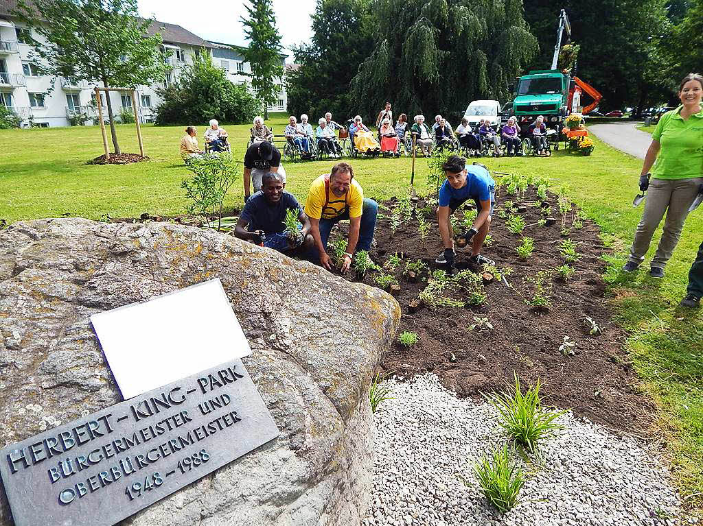 Junge Asylbewerber der Gewerbeschule lernten bei einem bemerkenswerten Ausbildungs-Projekt im Rahmen der Entente florale im Herbert-King-Park den Beruf des Landschaftsgrtners kennen.