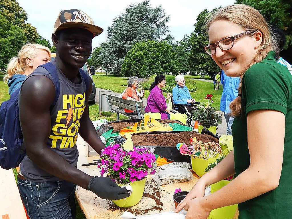 Junge Asylbewerber der Gewerbeschule lernten bei einem bemerkenswerten Ausbildungs-Projekt im Rahmen der Entente florale im Herbert-King-Park den Beruf des Landschaftsgrtners kennen.
