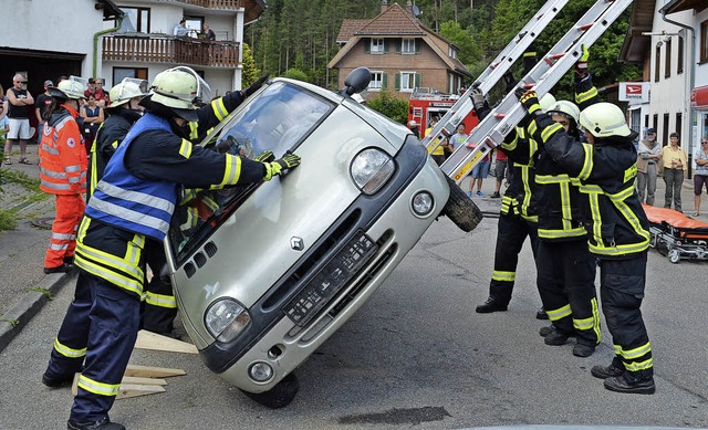 Angenommen, ein schwerer Unfall passie...Helfer, wie man Menschenleben rettet.   | Foto: Liane Schilling