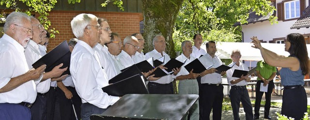 Gesang unter Bumen: der Mnnerchor Ei...16 auch neue Dirigentin in  Maulburg.   | Foto: Georg Diehl