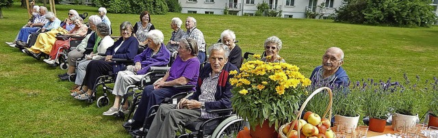 Senioren aus dem Brgerheim freuten si... Beruf des Landschaftsgrtners bten.   | Foto: Claudia Gempp